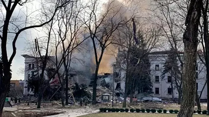 Окупанти готують фейкове розслідування про жахіття у драмтеатрі Маріуполя