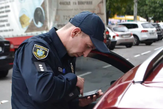 Патрульні пояснили, як і за що штрафуватимуть «євробляхарів»