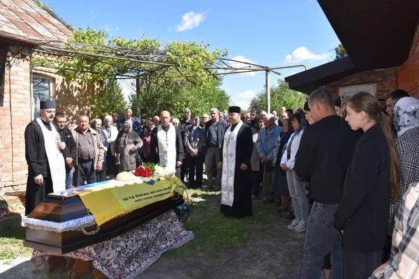 Вважався безвісти зниклим два роки: на Волині попрощалися з воїном Віктором Шоломом (фото)