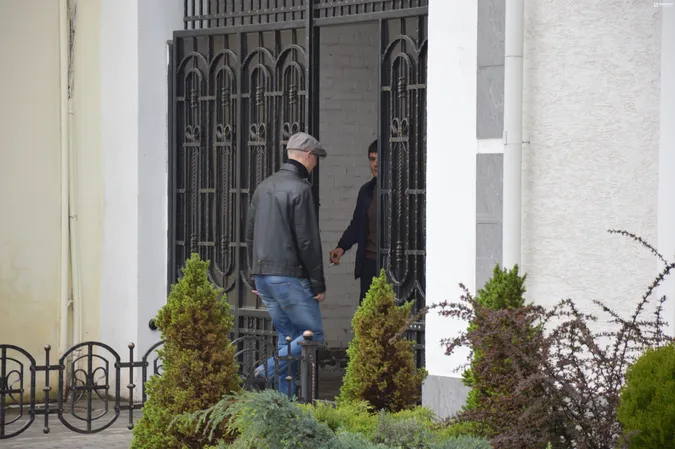 Декому, щоб потрапити до суду, довелося проходити через бічний вхід