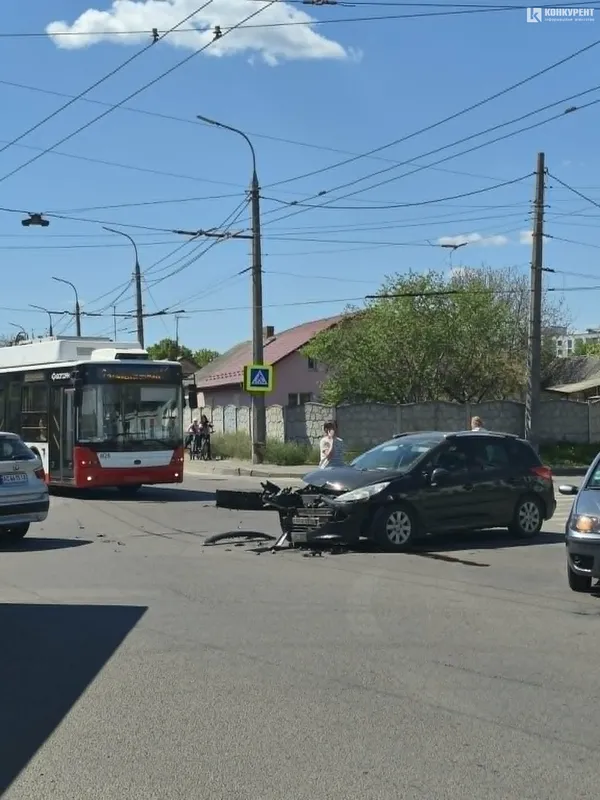 Рознесло «передок»: у Луцьку сталася ДТП на виїзді із тролейбусного ДЕПО (фото)