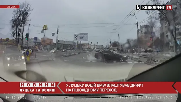 У Луцьку водій BMW дрифтував на пішохідному переході (відео)