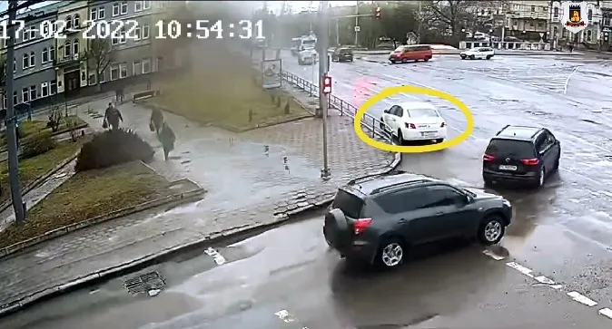 Виїхав на «зустрічку»: у Луцьку водій таксі Uklon порушив ПДР (відео)