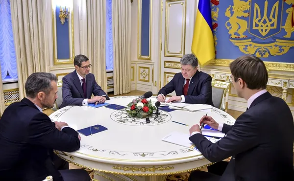 Порошенко підписав закони, які пришвидшать будівництво нових доріг