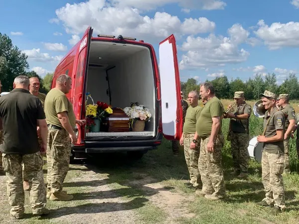 Три роки чекали на повернення: на Волині попрощалися з воїном Миколою Фоміним (фото)