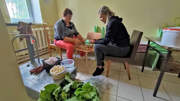 До огірків жінки принесли решту необхідного