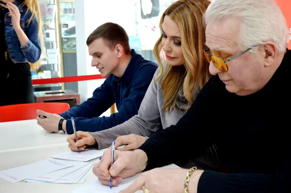 У «Промені» Сумська і Паперний роздавали автографи та робили селфі (фото)
