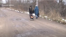 Немає транспорту: волинські дачники долають пішки п'ять кілометрів (відео)