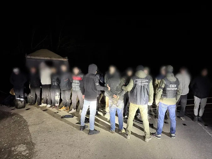 Волинянин та 12 його «друзів» їхали до Угорщини в КамАЗі під піском (фото, відео)