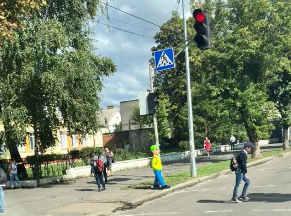 На Волині біля пішохідних переходів поблизу шкіл з'явилися «зелені» чоловічки