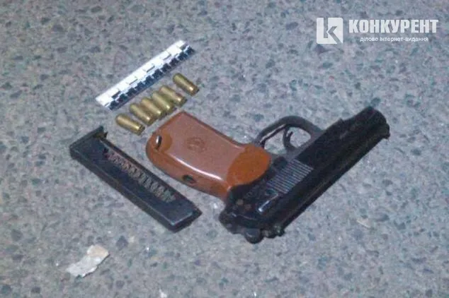 Біля луцького бару розгулював чоловік зі зброєю