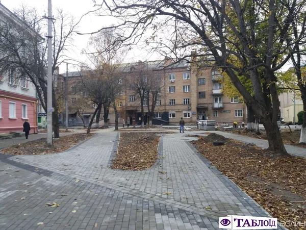 Мінімум бруківки, нові лавки та цікаві ліхтарі: реконструкція старого квіткового ринку (фото)