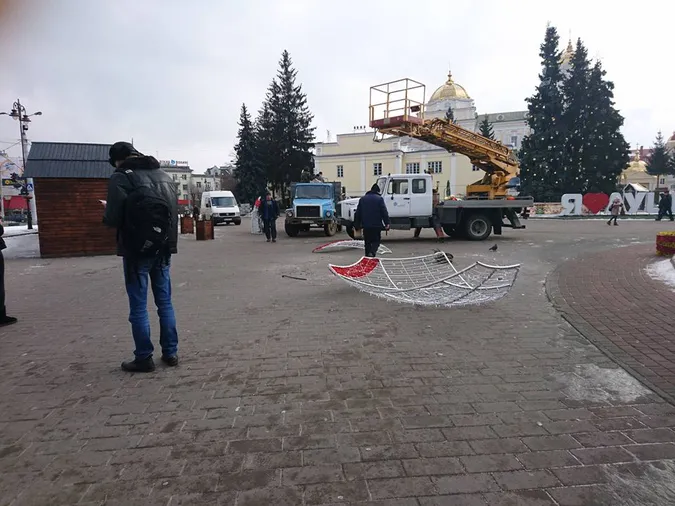 Новорічну кулю забрали з центру Луцька