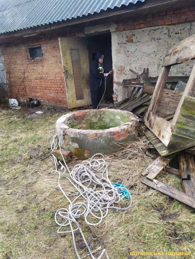Біля Луцька дівчата дістали з 25-метрового колодязя собаку (фото, відео)