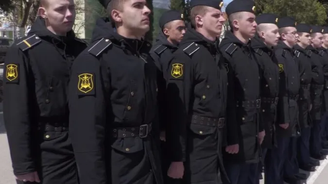 рф показала групу підлітків у формі, кажуть – це екіпаж крейсера «Москва»