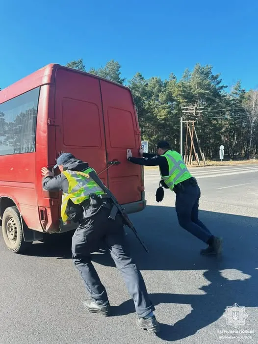 На Волині патрульним довелося штовхати бус: що сталося