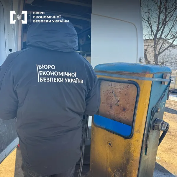 Нелегальна АЗС на Волині: вилучено 10 тонн дизпального, талони та сотні карток (відео)