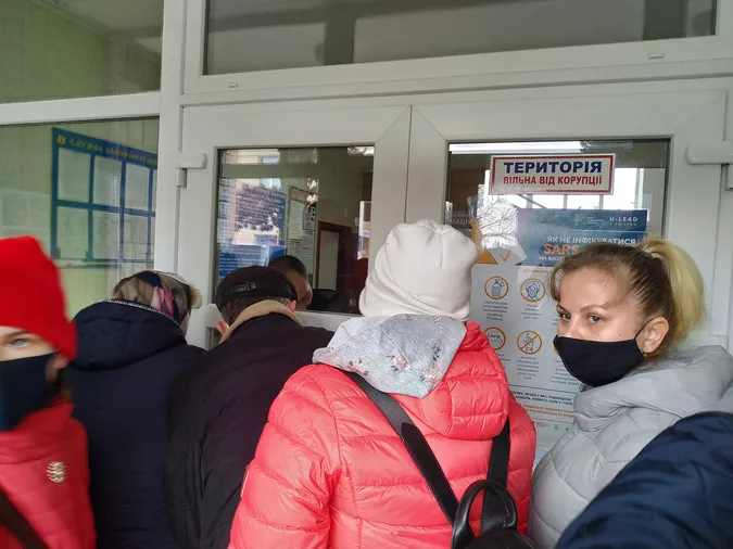 У Княгининку люди штурмують сільраду, аби написати заяву на землю (фотофакт)