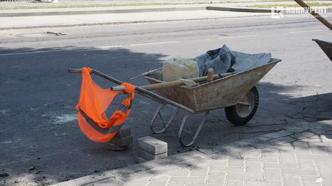 Але робочі не дуже слухаються свого пухнастого начальника і не поспішають