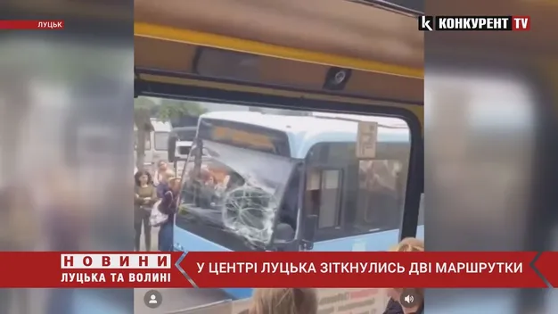 У центрі Луцька автобус врізався в маршрутку (фото, відео)