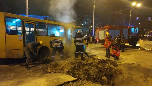 Прорив труби біля Ocean Plaza: госпіталізовані семеро людей (фото)