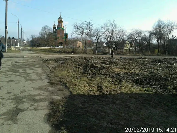 Зламаний паркан і сміття: у Луцьку занедбали земельну ділянку (фото)