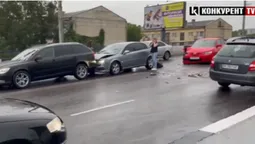 У Луцьку на мосту біля ПортCity «стукнулись» чотири автівки: рух ускладнений (відео)