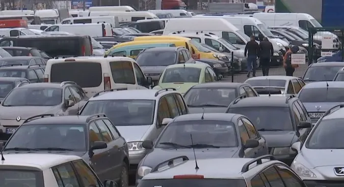 Українців просять позабирати розмитнені «євробляхи» з поста в Луцьку