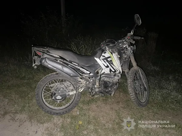 На Камінь-Каширщині 15-річний мотоцикліст збив пенсіонера: обох ушпиталили (фото)