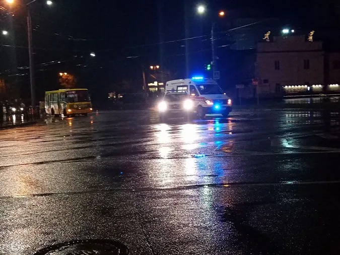 У Луцьку маршрутка збила пішохода, постраждалий у лікарні (фото, відео)