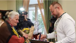 Мамі загиблого Героя вручили відзнаку «Почесний громадянин Луцької міської територіальної громади» (фото)