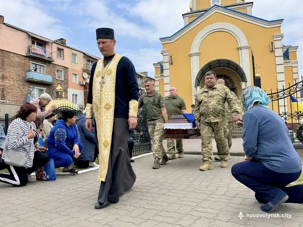 У Нововолинську провели в останню путь воїна Петра Козачука (фото)
