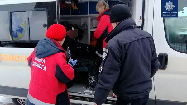 У Луцьку патрульні врятували п'яного чоловіка, який лежав на дорозі (фото)