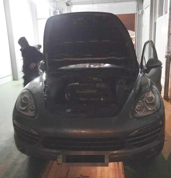 В «Ягодині» під капотом «Porsche Cayenne» знайшли партію годинників «CASIO» (фото, відео)
