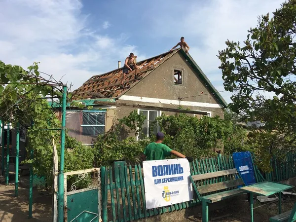 Волиняни поїхали на Херсонщину допомагати місцевим у відновленні житла (фото)