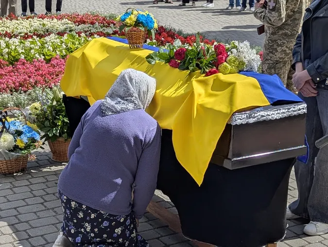 Майже рік вважався зниклим безвісти: Ковель навколішки попрощався з Героєм Віктором Дорощуком