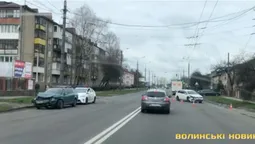 У Луцьку на Дубнівській – аварія, побилися «фольц» і «шкода» (відео)