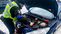 У Луцьку поліцейські допомогли водієві завести авто (фото)