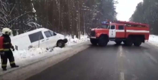 На Волині рятувальники витягнули з кювету бус і легковик (відео)