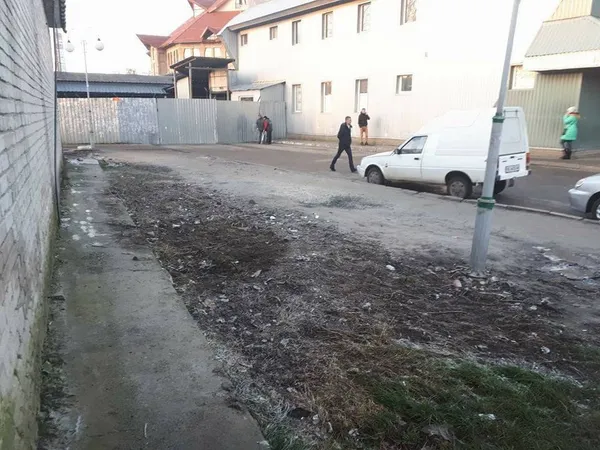 У Луцьку підприємці та водії маршруток захаращують територію біля «Слона» (фото)