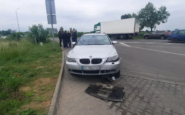 Біля АЗС під Луцьком зіткнулися BMW та Volkswagen (фото)