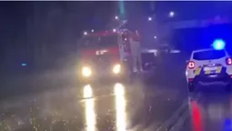 У Луцьку вночі автівки потонули у гігантській калюжі (відео)