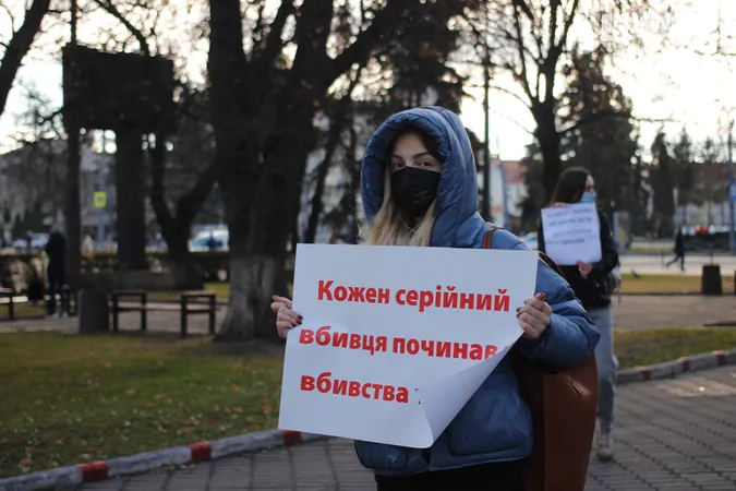 Луцькі зоозахисники пікетували управління поліції: що вимагали (фото)
