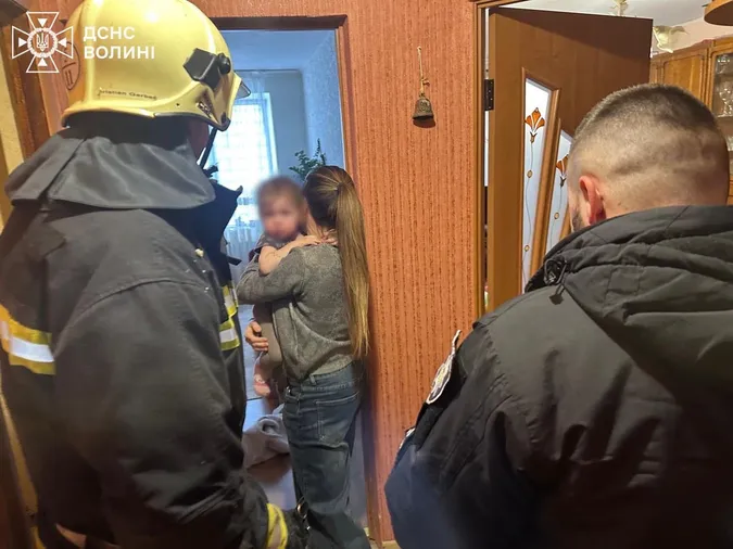 На Волині рятувальники визволили малюка із зачиненої квартири (фото)