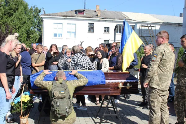 Рожищенська громада попрощалась із загиблим вогнеметником Вячеславом Лукашем (фото)