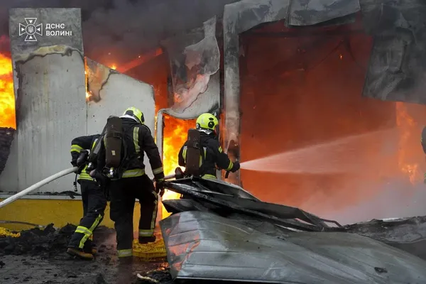 Пожежа після атаки дронів у Маневичах: чи є загроза витоку аміаку (фото)