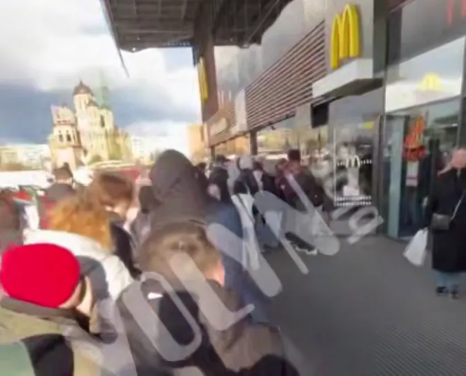 У Луцьку – довжелезна черга в McDonald's: через що ажіотаж (відео)