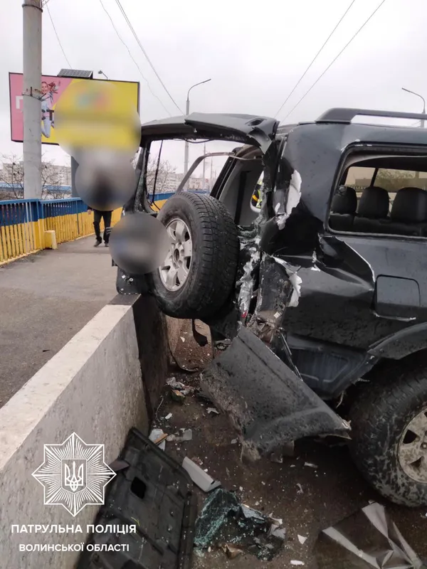 Виїхала на «зустрічку»: у Луцьку водійка Mitsubishi скоїла подвійну ДТП на мості (фото, відео)
