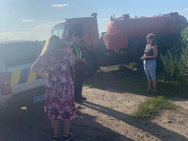 За 5 метрів від дороги: у Липлянах водій незаконно зливав фекалії (фото)