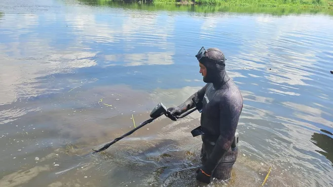Водолази обстежують Стир з металошукачем: що шукають (фото)